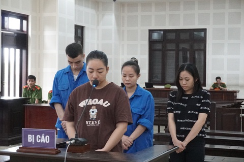Từ Hà Nội vào Đà Nẵng, dùng CCCD giả mở 91 tài khoản ngân hàng để bán cho boss - Ảnh 1. Các bị cáo tại phiên tòa - Ảnh: Đ.C.