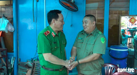 TP.HCM đề xuất tăng phụ cấp cho Bảo vệ dân phố thêm 1,4 triệu/tháng - Ảnh 1. TP.HCM đề xuất tăng phụ cấp cho bảo vệ dân phố thêm 1,4 triệu/tháng. Trong ảnh: Thiếu tướng Đỗ Minh Dũng thăm Ban BVDP phường Nguyễn Thái Bình, quận 1 làm tốt công tác PCCC vào sáng 4-3-2020 - Ảnh: MINH HÒA