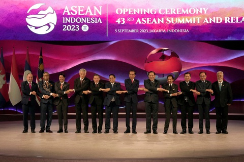 Các nhà lãnh đạo dự phiên khai mạc Hội nghị Cấp cao ASEAN sáng 5-9. Thứ 6 từ trái qua là Thủ tướng Chính phủ Việt Nam Phạm Minh Chính - Ảnh: REUTERS Các nhà lãnh đạo dự phiên khai mạc Hội nghị Cấp cao ASEAN sáng 5-9. Thứ 6 từ trái qua là Thủ tướng Chính phủ Việt Nam Phạm Minh Chính - Ảnh: REUTERS