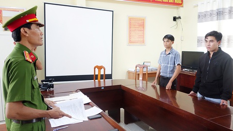 Bắt 2 người làm giả tài liệu, bán cho sinh viên ở An Giang - Ảnh 1. Công an TP Long Xuyên, tỉnh An Giang bắt tạm giam Khoa và Đức để điều tra vụ làm giả tài liệu và bán cho sinh viên Trường đại học An Giang - Ảnh: TIẾN VĂN