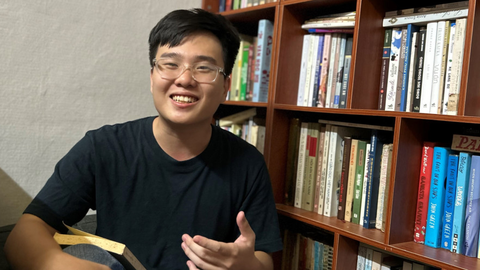 Bất hạnh lớn nhất là không được học - Ảnh 1. Huỳnh Hữu Phước luôn tin rằng ngày mai trời lại sáng và luôn hạnh phúc khi còn được học - Ảnh: CÔNG NHẬT