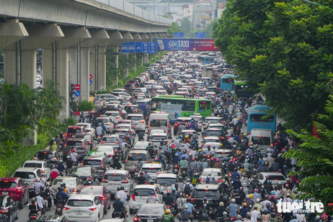 Kinh hoàng cảnh ùn tắc tại Hà Nội trong sáng đầu tiên trở lại làm việc, học sinh đi khai giảng - Ảnh 4. Dòng người nối đuôi nhau chen kín vào trung tâm
