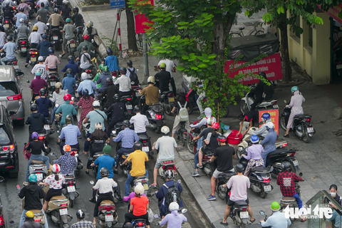 Kinh hoàng cảnh ùn tắc tại Hà Nội trong sáng đầu tiên trở lại làm việc, học sinh đi khai giảng - Ảnh 5. Nhiều xe cộ "trèo" lên cả vỉa hè