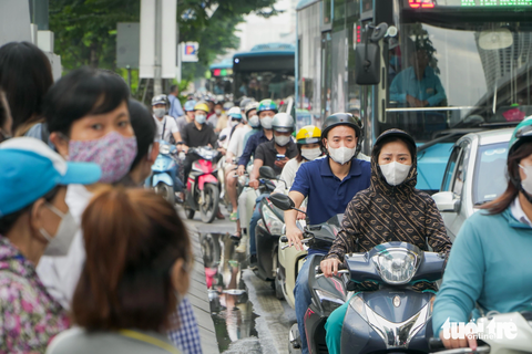 Kinh hoàng cảnh ùn tắc tại Hà Nội trong sáng đầu tiên trở lại làm việc, học sinh đi khai giảng - Ảnh 7. Ngày đầu tiên trở lại đi làm nhưng đã gặp cảnh tắc đường nghiêm trọng khiến nhiều người lắc đầu ngán ngẩm