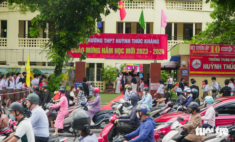 Kinh hoàng cảnh ùn tắc tại Hà Nội trong sáng đầu tiên trở lại làm việc, học sinh đi khai giảng - Ảnh 10. Một trường học tại Hà Nội tổ chức lễ khai giảng sáng 5-9. Ngoài cổng trường là dòng người nối đuôi nhau đi làm