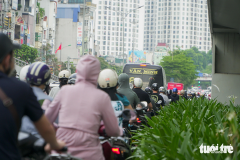 Kinh hoàng cảnh ùn tắc tại Hà Nội trong sáng đầu tiên trở lại làm việc, học sinh đi khai giảng - Ảnh 14. Giao thông Hà Nội sáng 5-9 ùn tắc kinh hoàng