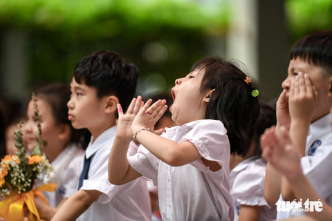Những hình ảnh ngộ nghĩnh, hài hước của học sinh trong lễ khai giảng năm học mới - Ảnh 1. Một học sinh Trường tiểu học Chu Văn An, Tây Hồ, Hà Nội vừa vỗ tay cổ vũ văn nghệ vừa... ngáp - Ảnh: NAM TRẦN