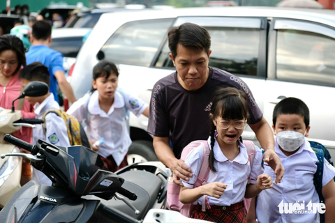 Những hình ảnh ngộ nghĩnh, hài hước của học sinh trong lễ khai giảng năm học mới - Ảnh 2. Một bạn nhỏ khóc nức nở không muốn vào trường - Ảnh: NGUYÊN BẢO