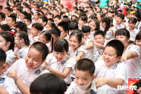 Những hình ảnh ngộ nghĩnh, hài hước của học sinh trong lễ khai giảng năm học mới - Ảnh 6. Những nụ cười rạng rỡ, vui đùa khi được gặp lại thầy cô, bạn bè - Ảnh: NAM TRẦN