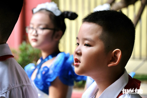 Những hình ảnh ngộ nghĩnh, hài hước của học sinh trong lễ khai giảng năm học mới - Ảnh 7. Hình ảnh dễ thương của một bé trai được tô son đỏ chót trong lễ khai giảng - Ảnh: NGUYÊN BẢO