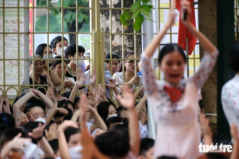 Những hình ảnh ngộ nghĩnh, hài hước của học sinh trong lễ khai giảng năm học mới - Ảnh 8. Nhiều phụ huynh đứng ngoài cổng dõi theo con em và thưởng thức các tiết mục văn nghệ - Ảnh: NGUYÊN BẢO