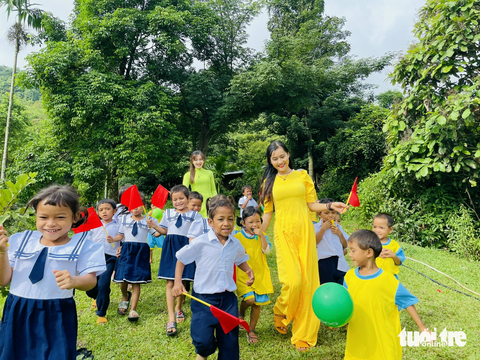 Cô Thu 'Tăk Pổ' và lễ khai giảng ở điểm trường không điện, sóng chập chờn - Ảnh 1. Cô Trà Thị Thu cùng các em học sinh bước vào lễ khai giảng - Ảnh: NVCC