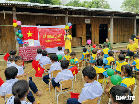 Cô Thu 'Tăk Pổ' và lễ khai giảng ở điểm trường không điện, sóng chập chờn - Ảnh 4. Cô Thu đọc thư chúc mừng khai giảng năm học mới của Chủ tịch nước