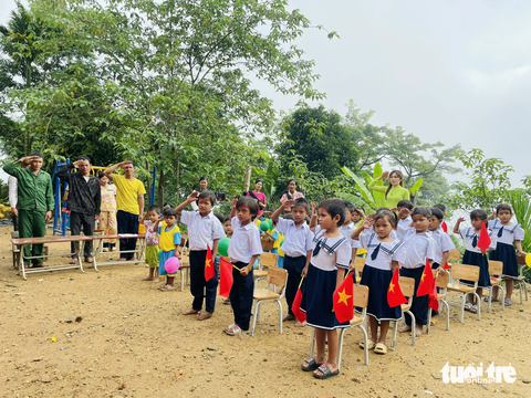 Cô Thu 'Tăk Pổ' và lễ khai giảng ở điểm trường không điện, sóng chập chờn - Ảnh 5. Lễ chào cờ