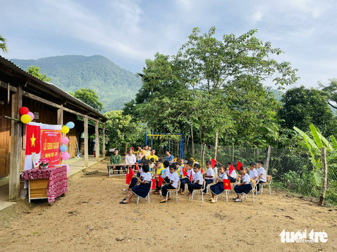 Cô Thu 'Tăk Pổ' và lễ khai giảng ở điểm trường không điện, sóng chập chờn - Ảnh 6. Lễ khai giảng mộc mạc đơn sơ giữa núi rừng