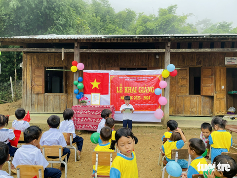 Cô Thu 'Tăk Pổ' và lễ khai giảng ở điểm trường không điện, sóng chập chờn - Ảnh 7. Một học sinh phát biểu cảm nghĩ trước năm học mới