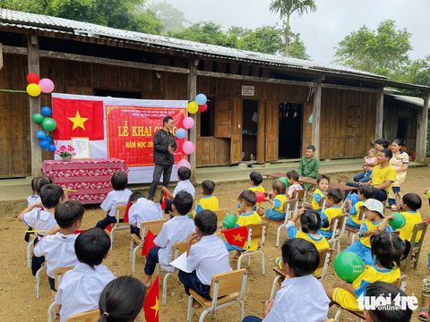 Cô Thu 'Tăk Pổ' và lễ khai giảng ở điểm trường không điện, sóng chập chờn - Ảnh 8. Đại diện phụ huynh trong thôn phát biểu