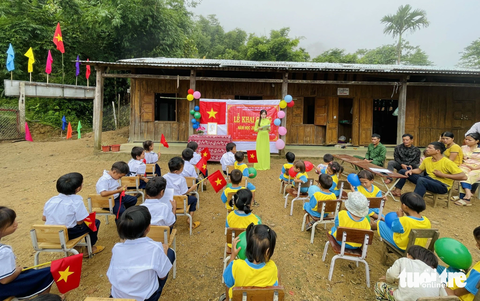 Cô Thu 'Tăk Pổ' và lễ khai giảng ở điểm trường không điện, sóng chập chờn - Ảnh 9. Lễ khai giảng đơn sơ ở điểm trường giữa núi rừng