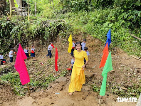 Cô Thu 'Tăk Pổ' và lễ khai giảng ở điểm trường không điện, sóng chập chờn - Ảnh 10. Năm nay, cô Thu lại đi gieo chữ ở điểm trường mới