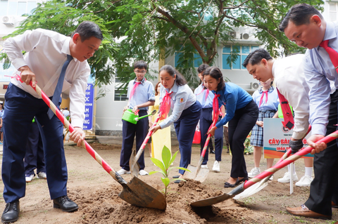 'Thiếu nhi thành phố Bác chăm ngoan, học tốt, tiếp bước cha anh' - Ảnh 3. Lãnh đạo cùng thầy và trò Trường THCS Phạm Hữu Lầu (quận 7) trồng cây bàng vuông do chiến sĩ Trường Sa gửi tặng - Ảnh: K.ANH