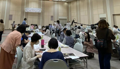 Nhật Bản: Người trẻ ngại hẹn hò, cha mẹ đi thay - Ảnh 2. Mỗi phụ huynh đã bỏ ra 14.000 yên (96 USD) để tham dự sự kiện do Hiệp hội Cha mẹ về thông tin cầu hôn tổ chức - Ảnh: Getty Images
