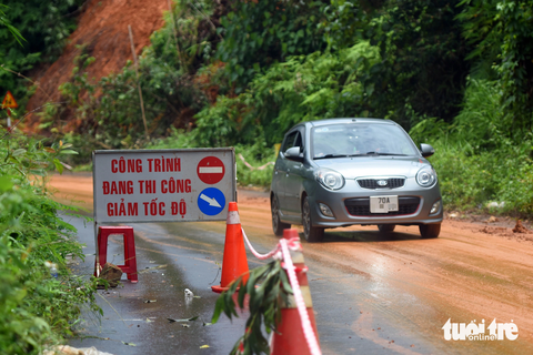 'Thót tim' qua điểm sạt lở trên tuyến đường nối Bình Phước với Lâm Đồng - Ảnh 10. Lực lượng chức năng Bình Phước đã giăng dây, cắm biển báo nguy hiểm ở hai đầu khu vực sạt lở nhằm cảnh báo người dân qua lại nơi đây