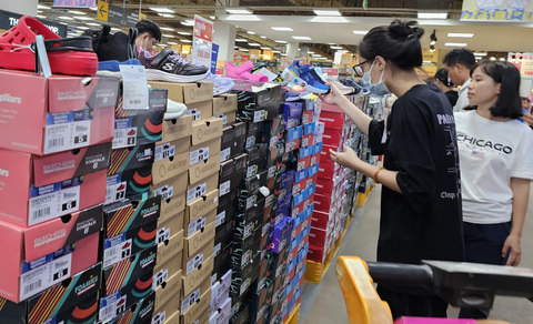 TP.HCM: Hơn 120 thương hiệu thời trang, mỹ phẩm... lớn áp dụng giảm giá đến 90%, 'mua 1 tặng 1' - Ảnh 1. Nhiều chương trình khuyến mại đang được các doanh nghiệp tại TP.HCM thực hiện - Ảnh: N.TRÍ