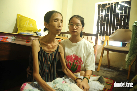 'Dư vị' từ những chuyện kể Tiếp sức đến trường: Xúc động và thêm những tấm lòng đồng hành - Ảnh 1. Lê Thị Ái Ni - tân sinh viên Trường đại học Kinh tế Đà Nẵng - có mẹ đang chiến đấu từng ngày với bệnh ung thư - Ảnh: THÁI BÁ DŨNG