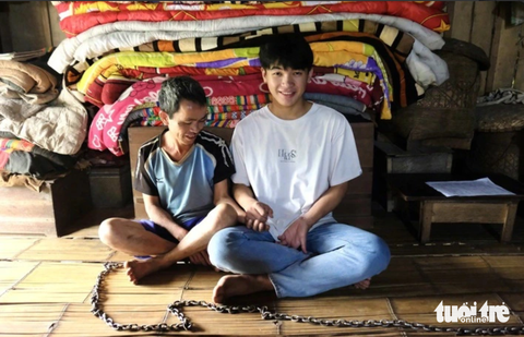 Bùi Mạnh Dũng quyết tâm học để gỡ sợi dây xích chân cho bố - Ảnh: NGUYÊN BẢO Bùi Mạnh Dũng quyết tâm học để gỡ sợi dây xích chân cho bố - Ảnh: NGUYÊN BẢO