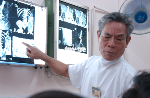Giáo sư Văn Tần trong góc nhìn của phóng viên Tuổi Trẻ: ‘Một đời thinh lặng cứu người’ - Ảnh 1. Giáo sư Văn Tần - một trong 3 bác sĩ trụ cột của cuộc mổ tách cặp song sinh dính liền Việt - Đức - Ảnh: NGUYỄN CÔNG THÀNH