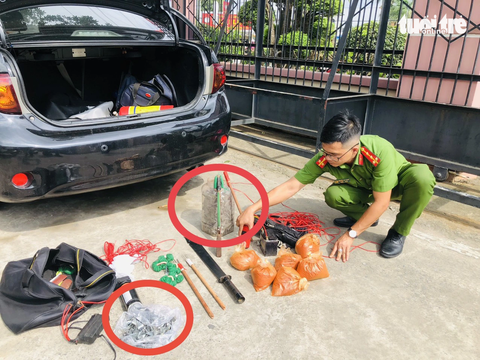 Tang vật của nhóm người đi ô tô trộm chó có nhiều hung khí nguy hiểm, trong đó có cả các bịch đinh tự chế sắc nhọn với số lượng lớn - Ảnh: T.D. Tang vật của nhóm người đi ô tô trộm chó có nhiều hung khí nguy hiểm, trong đó có cả các bịch đinh tự chế sắc nhọn với số lượng lớn - Ảnh: T.D.