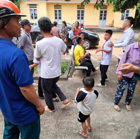 Vì sao bóng bay phát nổ gây bỏng - Ảnh 1. Hiện trường vụ nổ bóng bay tại Trường tiểu học Yên Phú, huyện Yên Định, Thanh Hóa sáng 5-9 - Ảnh: người dân cung cấp