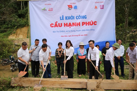 Khánh thành 'Trường đẹp cho em', xây cầu 'Hạnh phúc' cho trẻ vùng cao ngày khai giảng - Ảnh 3. Khởi công cầu "Hạnh phúc" ở bản Tìa Ghếnh, xã Xa Dung, huyện Điện Biên Đông, tỉnh Điện Biên - Ảnh: Hội LHTN Việt Nam