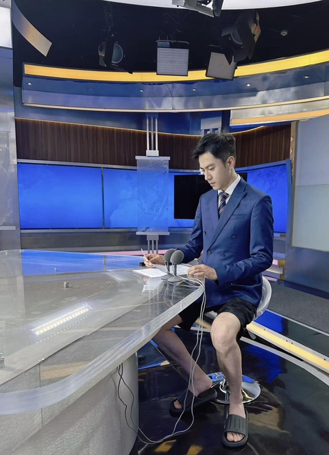 Muôn vàn cách chống nóng khó đỡ của BTV truyền hình - Ảnh 1. Chỉ cần "phần trên" chỉn chu, "phần dưới" thế nào cũng được.