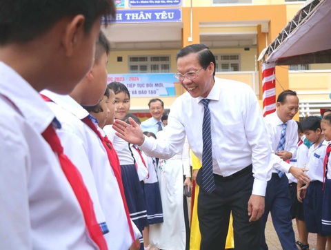 Chủ tịch UBND Phan Văn Mãi giao lưu cùng học sinh Trường tiểu học Rạch Già trong buổi khánh thành trường và khai giảng năm học mới - Ảnh: TRỌNG NHÂN Chủ tịch UBND Phan Văn Mãi giao lưu cùng học sinh Trường tiểu học Rạch Già trong buổi khánh thành trường và khai giảng năm học mới - Ảnh: TRỌNG NHÂN