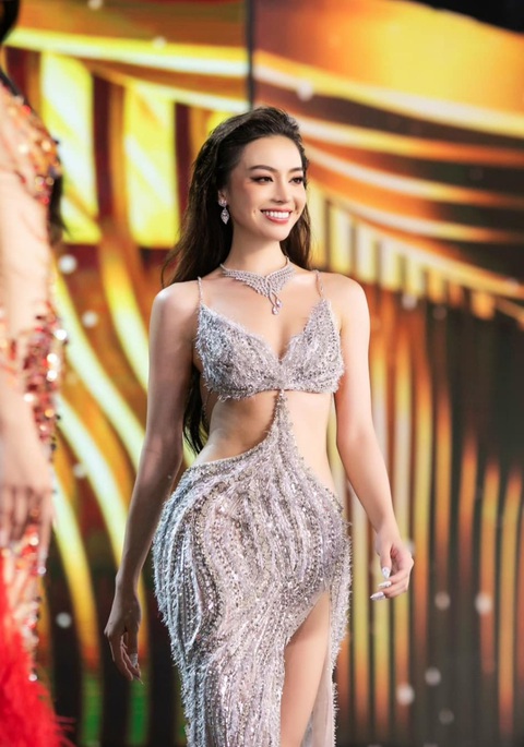 ‘Nàng Tấm’ Thùy Vi vạ miệng vì lỡ chê Miss Grand Vietnam 2023 - Ảnh 1. Hình ảnh Thùy Vi trong đêm chung kết Miss Grand Vietnam 2023