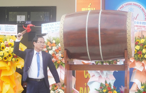 Hiệu trưởng trường THPT chuyên Nguyễn Bỉnh Khiêm, Quảng Nam đánh trống khai giảng năm học mới - Ảnh: LÊ TRUNG Hiệu trưởng Trường THPT chuyên Nguyễn Bỉnh Khiêm, Quảng Nam đánh trống khai giảng năm học mới. Năm học này toàn tỉnh Quảng Nam có 727 trường với tổng số gần 346.000 học sinh. Tổng số cán bộ, giáo viên, nhân viên toàn ngành hệ công lập là 23.500 và ngoài công lập gần 4.300 người - Ảnh: LÊ TRUNG