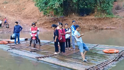 Học sinh ở Điện Biên đi bè tre qua suối dự lễ khai giảng - Ảnh 1. Học sinh Trường phổ thông dân tộc bán trú THCS xã Mường Toong (huyện Mường Nhé, tỉnh Điện Biên) đi bè qua suối để đến trường - Ảnh: V.TÂM