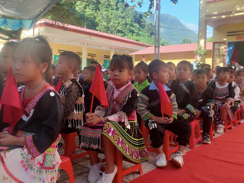 Học sinh ở Điện Biên đi bè tre qua suối dự lễ khai giảng - Ảnh 4. Học sinh trường Hồ Bốn tại lễ khai giảng sáng 5-9 - Ảnh: GIA NGHĨA