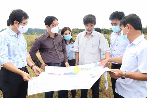 Làm hồ chứa nước trên 600 ha đất rừng, Bình Thuận đổi lại gì? - Ảnh 1. Ông Dương Văn An - bí thư Tỉnh ủy Bình Thuận - cùng đoàn công tác trong lần khảo sát vị trí xây dựng dự án hồ chứa nước Ka Pét - Ảnh: K.H.