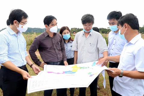 Làm hồ chứa nước trên 600 ha đất rừng: Bình Thuận đổi lại được những gì? - Ảnh 2. Các cơ quan chức năng tỉnh Bình Thuận trong một lần khảo sát vị trí làm dự án - Ảnh: K.H