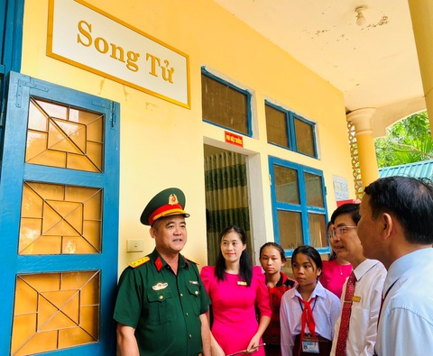 Hai tiếng Hoàng Sa, Trường Sa vang lên trong lễ khai giảng ở trường biên giới - Ảnh 1. Lễ khai giảng cũng là lễ đổi tên các dãy phòng học của Trường tiểu học và THCS A Xing thành tên các đảo thuộc Hoàng Sa, Trường Sa - Ảnh: QUỐC NAM