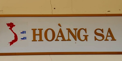 Hai tiếng Hoàng Sa, Trường Sa vang lên trong lễ khai giảng ở trường biên giới - Ảnh 2. Khu nhà của khối tiểu học Trường A Xing đã được gắn biển tên mới là Hoàng Sa - Ảnh: QUỐC NAM