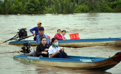 Học sinh Cà Mau đi vỏ lãi đến trường dự khai giảng sáng 5-9. Sáng nay Cà Mau có mưa lớn, tuy nhiên các em học sinh vẫn rất háo hức đến trường từ sớm - Ảnh: THANH HUYỀN Học sinh Cà Mau đi vỏ lãi đến trường dự khai giảng sáng 5-9. Sáng nay Cà Mau có mưa lớn, tuy nhiên các em học sinh háo hức đến trường từ sớm - Ảnh: THANH HUYỀN