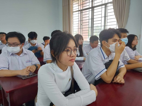 Do trời mưa nên học sinh nhiều trường ở Kiên Giang dự lễ khai giảng trong hội trường của trường - Ảnh: CHÍ CÔNG Cũng do trời mưa nên học sinh nhiều trường ở Kiên Giang dự lễ khai giảng trong hội trường của trường - Ảnh: CHÍ CÔNG