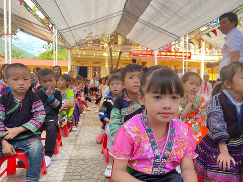 Học sinh lớp 1 dự lễ khai giảng đầu tiên tại Trường phổ thông dân tộc bán trú tiểu học & THCS Hồ Bốn (Mù Cang Chải, Yên Bái). Trước đó 5-8 trận lũ quét lịch sử đi qua ngôi trường đã gây thiệt hại nặng nề về cơ sở vật chất cho nhà trường, đây cũng là ngôi trường có 4 thầy giáo mất trắng nhà sau lũ quét - Ảnh: CAO CƯỜNG Học sinh lớp 1 dự lễ khai giảng đầu tiên tại Trường phổ thông Dân tộc bán trú tiểu học & THCS Hồ Bốn (Mù Cang Chải, Yên Bái). Trước đó, ngày 5-8, trận lũ quét lịch sử đi qua ngôi trường đã gây thiệt hại nặng nề về cơ sở vật chất cho nhà trường, đây cũng là ngôi trường có 4 thầy giáo mất trắng nhà sau lũ quét - Ảnh: CAO CƯỜNG
