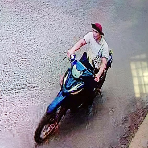 Bắt học viên cai nghiện trốn trại, mang dao cướp xe máy - Ảnh 1. Hình ảnh trích xuất camera học viên cai nghiện trốn trại, cướp xe máy người dân bỏ trốn - Ảnh: CACC