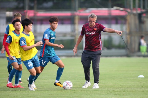 HLV Philippe Troussier tập trung uốn nắn các cầu thủ U23 Việt Nam lối chơi kiểm soát bóng - Ảnh: HOÀNG TÙNG HLV Philippe Troussier tập trung uốn nắn các cầu thủ U23 Việt Nam lối chơi kiểm soát bóng - Ảnh: HOÀNG TÙNG
