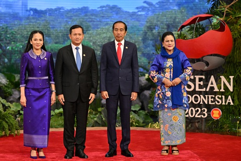Tổng thống Indonesia Joko Widodo (thứ 2 từ phải sang) và phu nhân Iriana Widodo chào đón Thủ tướng Campuchia Hun Manet và phu nhân Pich Chanmony tại Hội nghị Cấp cao ASEAN lần thứ 43 ở Jakarta, sáng 5-9 - Ảnh: REUTERS Tổng thống Indonesia Joko Widodo (thứ 2 từ phải sang) và phu nhân Iriana Widodo chào đón Thủ tướng Campuchia Hun Manet và phu nhân Pich Chanmony tại Hội nghị Cấp cao ASEAN lần thứ 43 ở Jakarta, sáng 5-9 - Ảnh: REUTERS