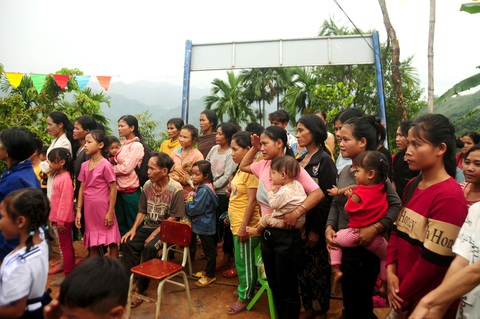 Khai giảng có... tiếng trống trường - Ảnh 3. Khi nghe tiếng Quốc ca vang lên, toàn bộ phụ huynh Ca Dong có mặt tại lễ khai giảng đã đồng loạt đứng dậy trang nghiêm chào cờ - Ảnh: B.D